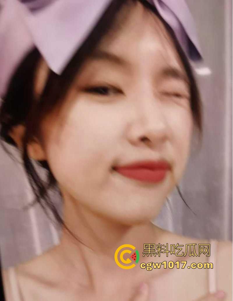 约炮山西大学舞蹈系【刘雯慧】随时随地嘴里都要塞根鸡巴的骚逼，自称水多无套党，这骚劲儿隔着屏幕都能熏着！  第3张