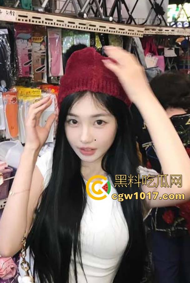 客厅大战骚逼姐姐，从抗拒到服从，虽然嘴上说着不要身体确很诚实，淫水早已泛滥，无套内射狠狠满足！  第2张