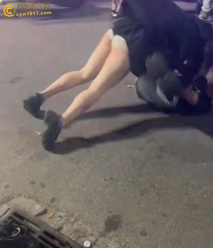 彪悍小仙女街头暴走，狂揍黄毛精神小伙，大白屁股极度辣眼，短裙外翻内裤都漏出来了，小伙被压在身下怀疑人生 ！  第3张