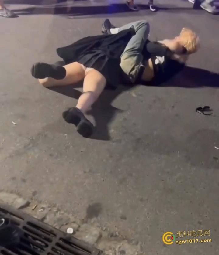 彪悍小仙女街头暴走，狂揍黄毛精神小伙，大白屁股极度辣眼，短裙外翻内裤都漏出来了，小伙被压在身下怀疑人生 ！  第4张