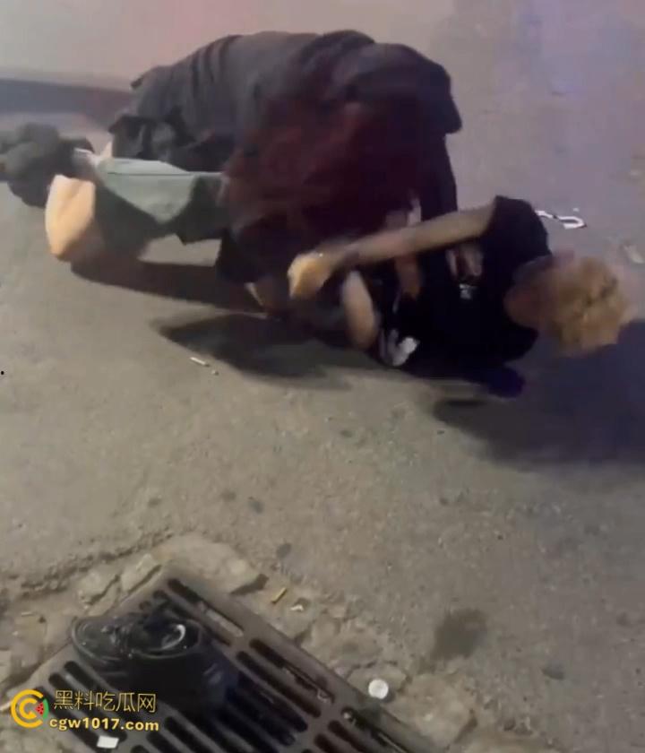 彪悍小仙女街头暴走，狂揍黄毛精神小伙，大白屁股极度辣眼，短裙外翻内裤都漏出来了，小伙被压在身下怀疑人生 ！  第1张