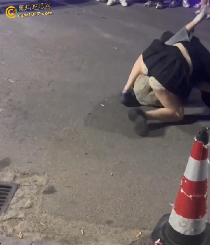 彪悍小仙女街头暴走，狂揍黄毛精神小伙，大白屁股极度辣眼，短裙外翻内裤都漏出来了，小伙被压在身下怀疑人生 ！  第7张