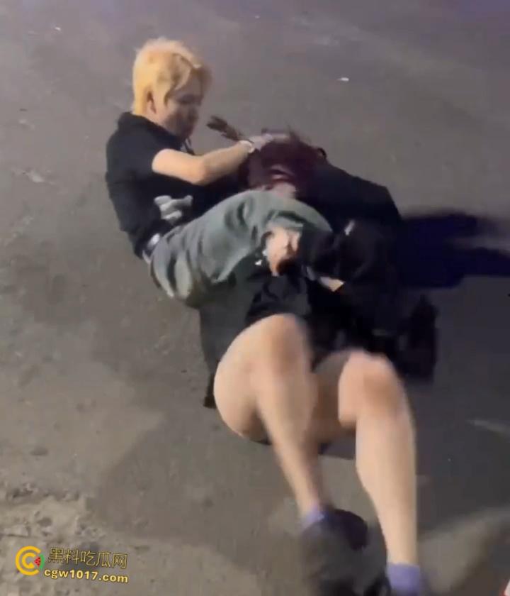 彪悍小仙女街头暴走，狂揍黄毛精神小伙，大白屁股极度辣眼，短裙外翻内裤都漏出来了，小伙被压在身下怀疑人生 ！  第5张