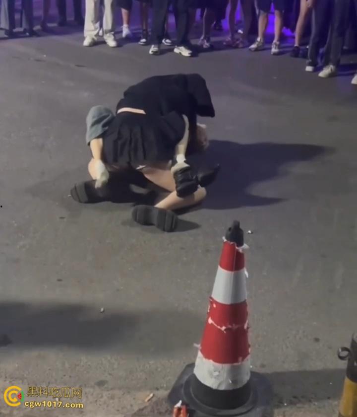 彪悍小仙女街头暴走，狂揍黄毛精神小伙，大白屁股极度辣眼，短裙外翻内裤都漏出来了，小伙被压在身下怀疑人生 ！  第8张