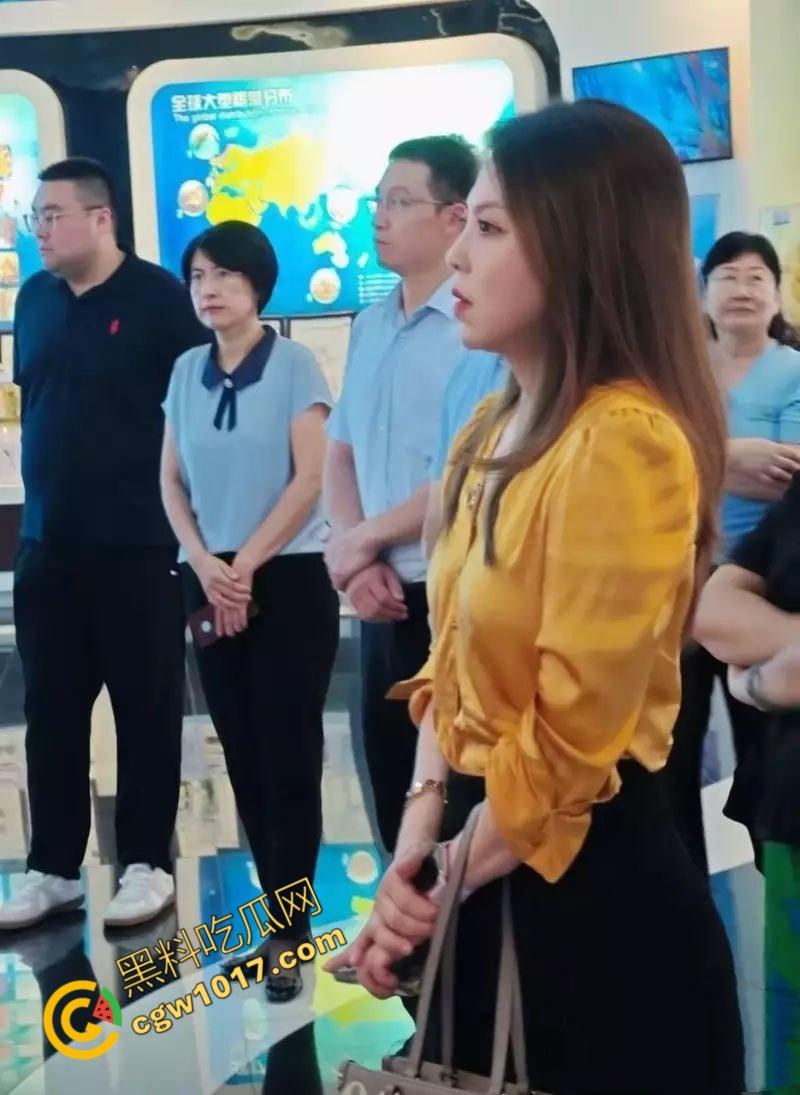 青岛未来盛世管理公司内幕大曝光:女经理【杨琨】色诱商政两界,裸照换资源,陪睡领导,私生活淫荡惊四座! 第6张 青岛未来盛世管理公司内幕大曝光:女经理【杨琨】色诱商政两界,裸照换资源,陪睡领导,私生活淫荡惊四座! 第6张