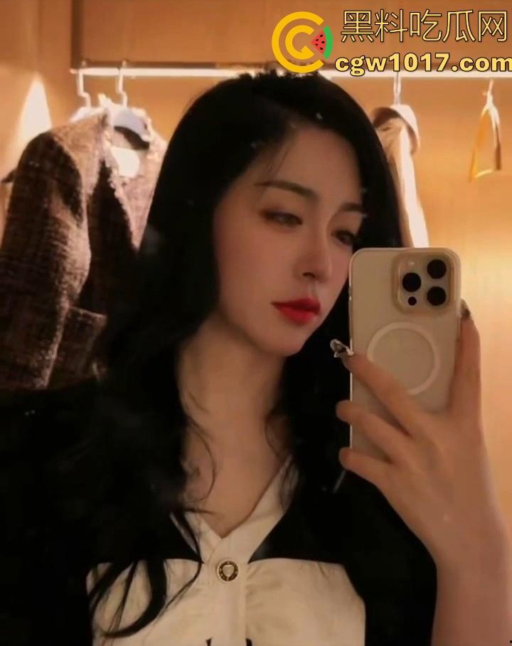 真实上海高颜值母女双飞侍奉一夫，剧情反成现实，母女双双沦为他人母狗，面对双肥臀夹击很难不爱！  第3张