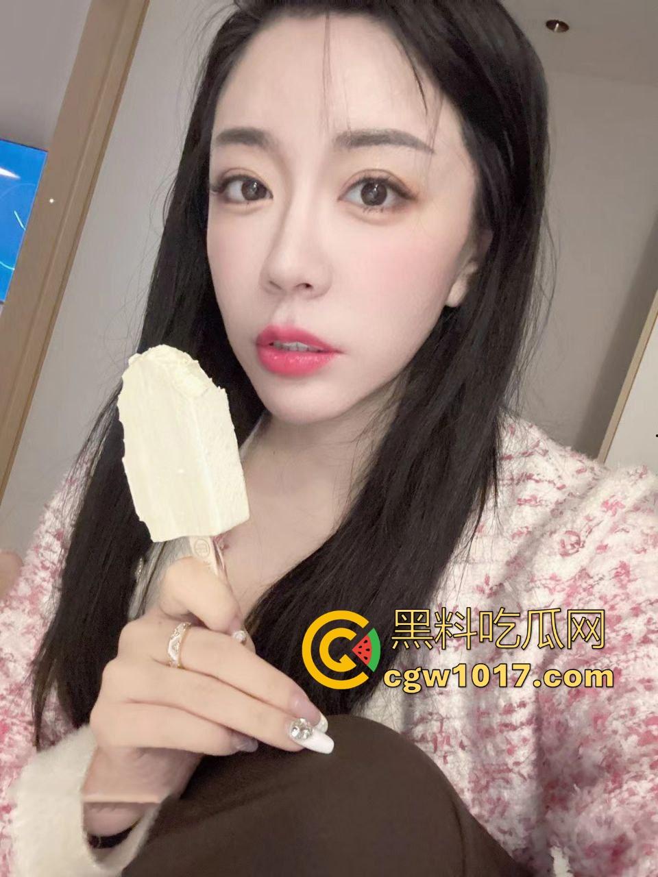 真实上海高颜值母女双飞侍奉一夫，剧情反成现实，母女双双沦为他人母狗，面对双肥臀夹击很难不爱！  第6张