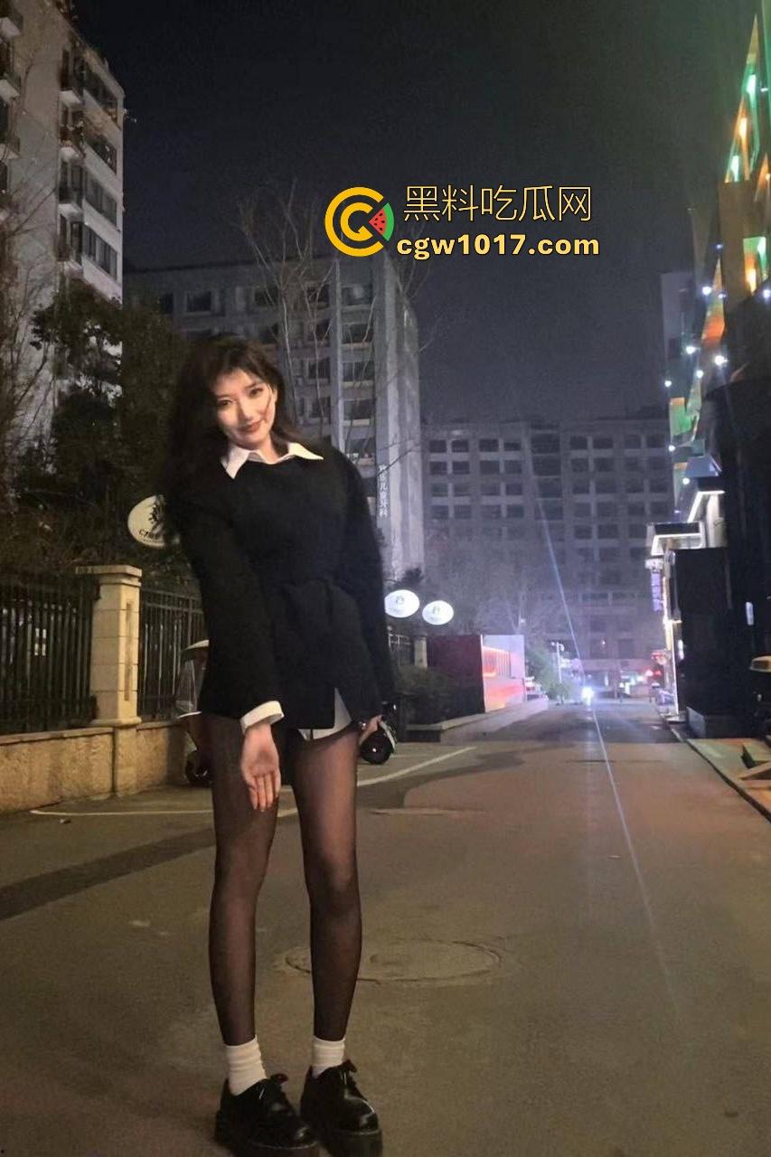 天津美院萝莉【祝艳玲】三洞全开！小网红兼职外围被前男友实锤，边口交边自慰，白屁股被操成苹果臀！  第1张