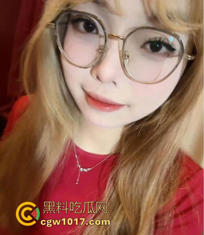 长春工业大学【林冰冰】对性的渴望的小母狗，标准的眼镜骚逼，面对男友粗暴插入骚穴，满脸享受反差巨大！  第1张