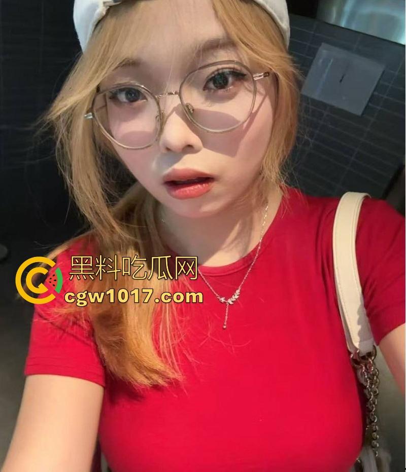 长春工业大学【林冰冰】对性的渴望的小母狗，标准的眼镜骚逼，面对男友粗暴插入骚穴，满脸享受反差巨大！  第3张