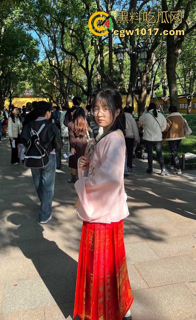 含屌玩手机还不够，还得边干边用跳蛋狂震嫩穴！长沙科技学院骚逼母狗【蒋恩彤】性爱表演曝光，鉴定骚货一枚！  第2张