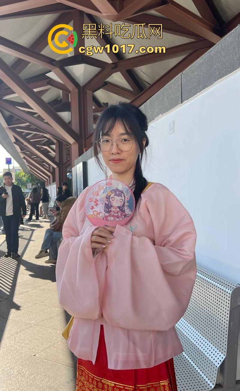 含屌玩手机还不够，还得边干边用跳蛋狂震嫩穴！长沙科技学院骚逼母狗【蒋恩彤】性爱表演曝光，鉴定骚货一枚！  第3张