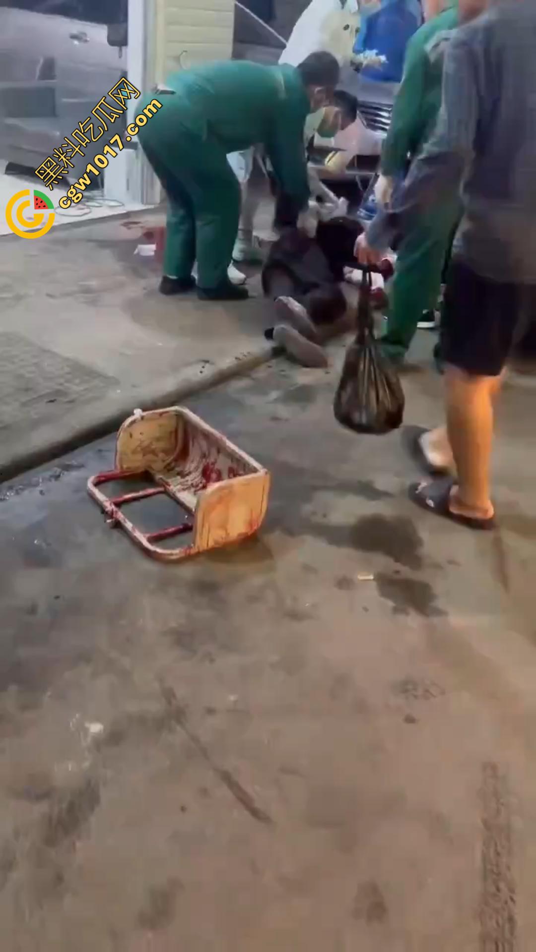 广西南宁骇人惨案!外卖骑手与商家发生口角 被其持刀疯砍当场死亡 现场血流成河毛骨悚然! 第5张 广西南宁骇人惨案!外卖骑手与商家发生口角 被其持刀疯砍当场死亡 现场血流成河毛骨悚然! 第5张