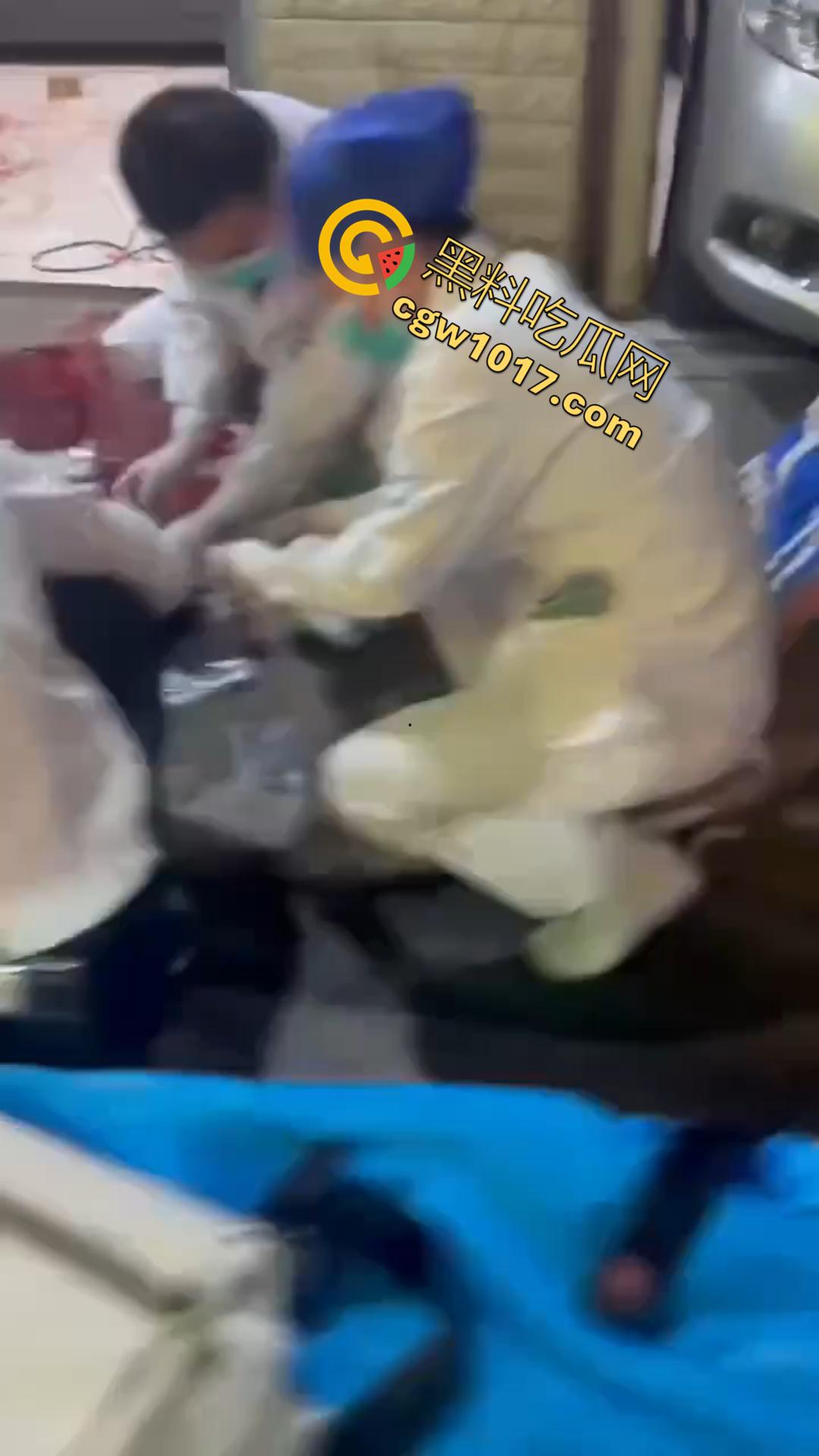 广西南宁骇人惨案!外卖骑手与商家发生口角 被其持刀疯砍当场死亡 现场血流成河毛骨悚然! 第7张 广西南宁骇人惨案!外卖骑手与商家发生口角 被其持刀疯砍当场死亡 现场血流成河毛骨悚然! 第7张