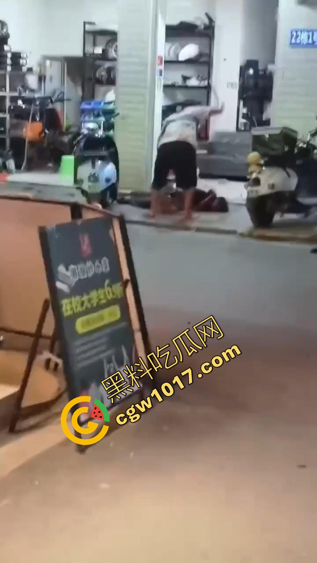 广西南宁骇人惨案!外卖骑手与商家发生口角 被其持刀疯砍当场死亡 现场血流成河毛骨悚然! 第2张 广西南宁骇人惨案!外卖骑手与商家发生口角 被其持刀疯砍当场死亡 现场血流成河毛骨悚然! 第2张