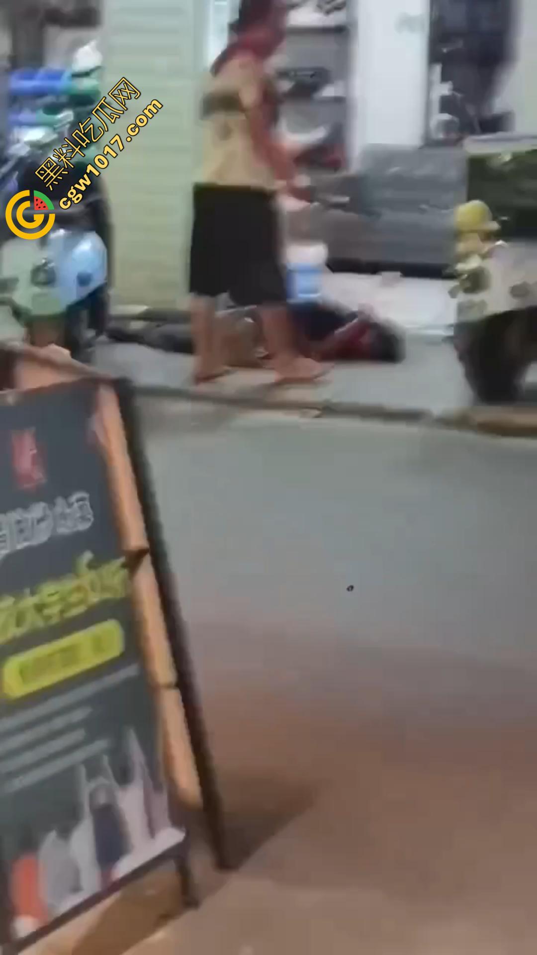 广西南宁骇人惨案!外卖骑手与商家发生口角 被其持刀疯砍当场死亡 现场血流成河毛骨悚然! 第3张 广西南宁骇人惨案!外卖骑手与商家发生口角 被其持刀疯砍当场死亡 现场血流成河毛骨悚然! 第3张