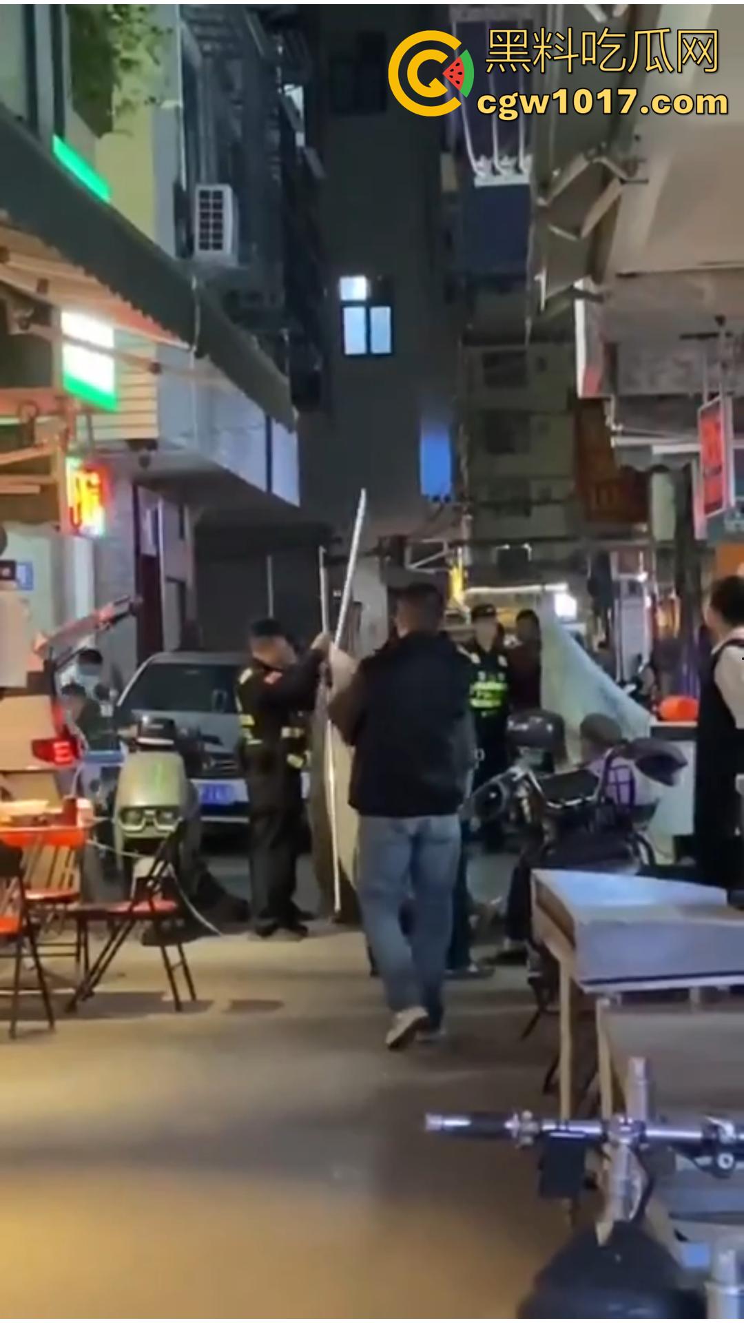 广西南宁骇人惨案!外卖骑手与商家发生口角 被其持刀疯砍当场死亡 现场血流成河毛骨悚然! 第4张 广西南宁骇人惨案!外卖骑手与商家发生口角 被其持刀疯砍当场死亡 现场血流成河毛骨悚然! 第4张