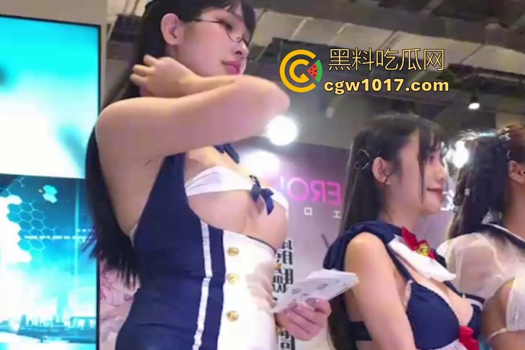 台北成人手游线下活动，建模女神跪地舌舔观众手指，弯腰递周边，曲线炸裂到观众尖叫，荷尔蒙拉满呀！  第2张