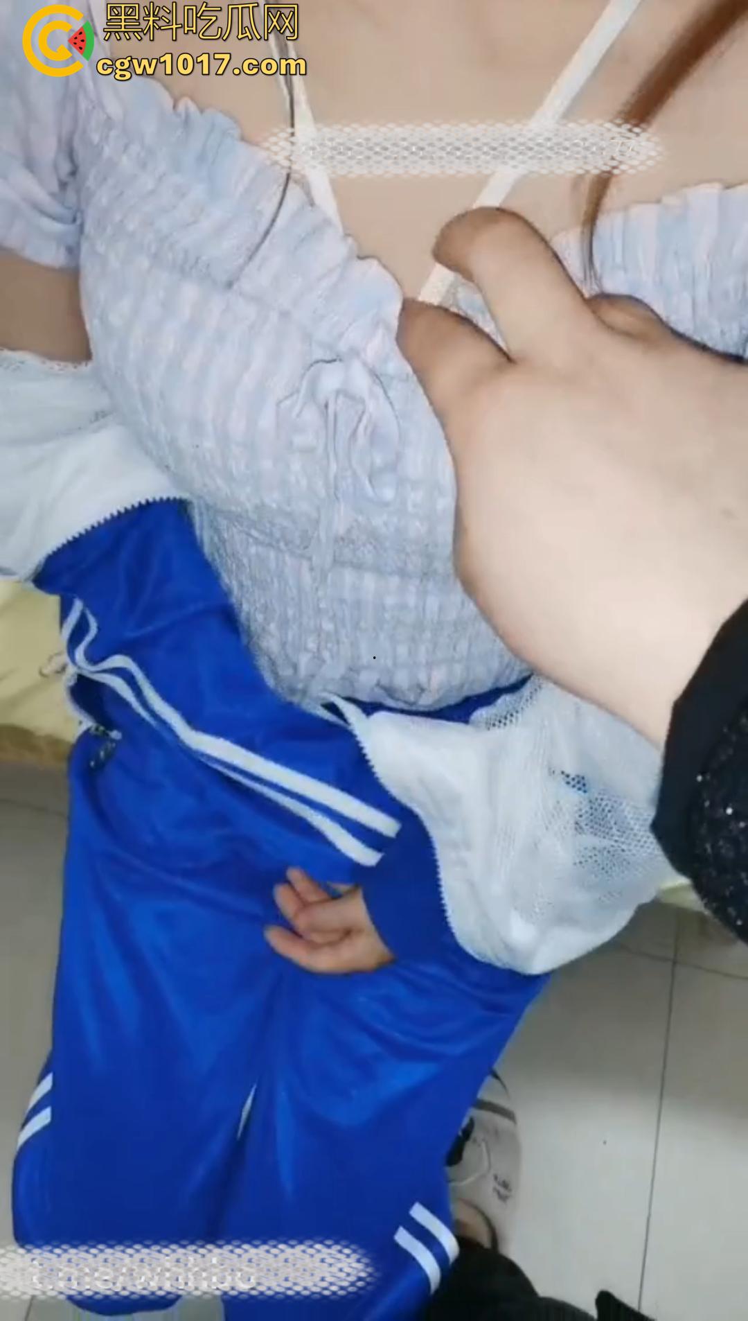 黄色主播花天价真实破处!高中巨乳妹子被开苞,插进去血流整个鸡巴上都是 妹子嗷嗷喊疼! 第2张 黄色主播花天价真实破处!高中巨乳妹子被开苞,插进去血流整个鸡巴上都是 妹子嗷嗷喊疼! 第2张