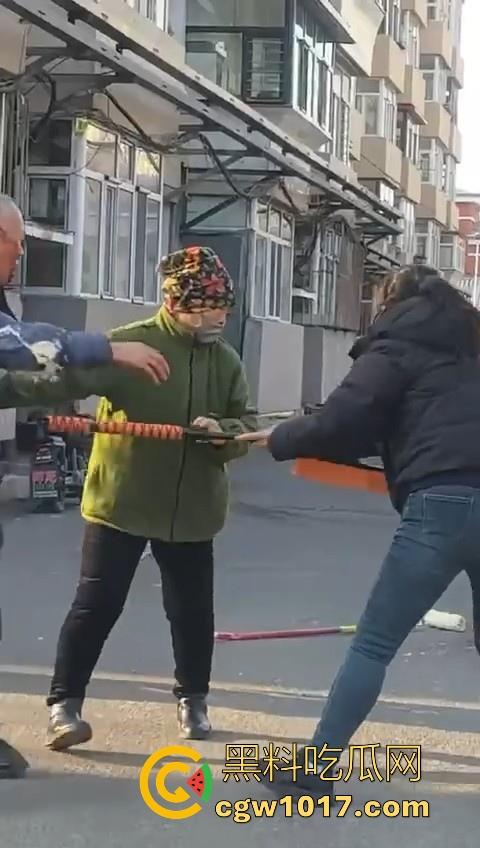 人狗街头大战！比特撕咬绝望老登，撕咬了一会主人拦开，狗子越想越气再次扑咬，不是路上这么多人就合着要这老头呗！  第10张