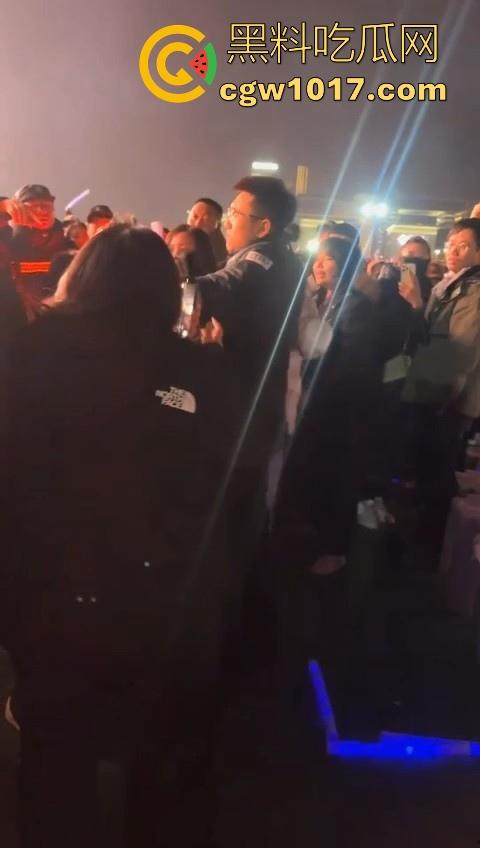 张韶涵演唱会粉丝大战，男粉大战小红书小仙女，疑似位置被抢而大打出手，偶像台上唱的火热，台下也打得火热！  第4张