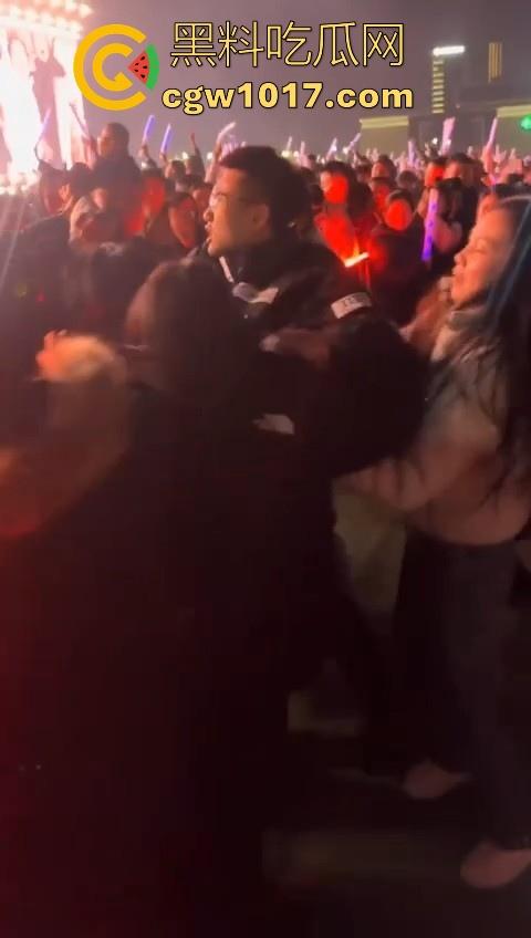 张韶涵演唱会粉丝大战，男粉大战小红书小仙女，疑似位置被抢而大打出手，偶像台上唱的火热，台下也打得火热！  第5张