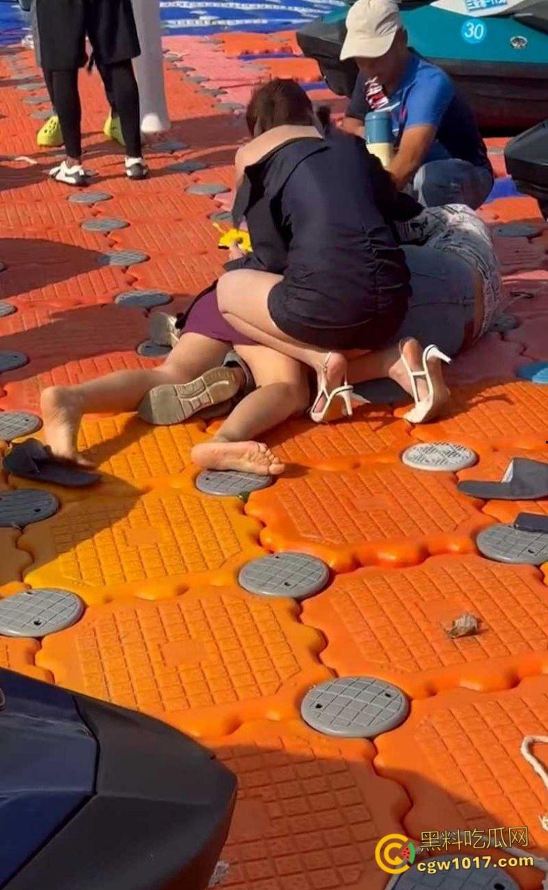 海南三亚钟情会所海边 ，黑衣女子当庭挑衅三女爆发冲突，头发一拽倒地就干，飞扑薅头堪比职业选手！  第3张