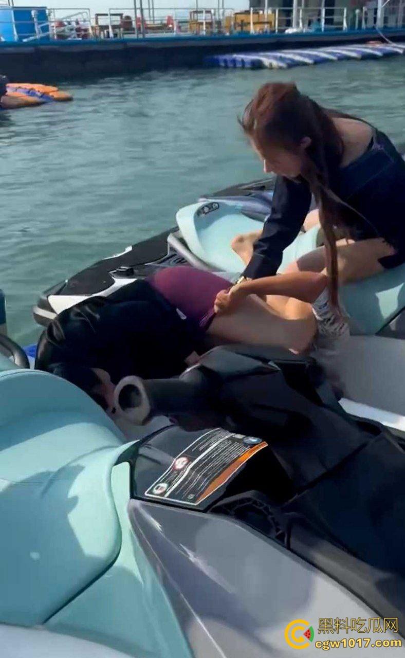 海南三亚钟情会所海边 ，黑衣女子当庭挑衅三女爆发冲突，头发一拽倒地就干，飞扑薅头堪比职业选手！  第7张