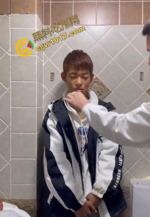 血腥慎点!社会混混残忍虐打小伙,马桶刷戳脸,铁管刺手,手背戳破血肉模糊,骨头暴露,惨不忍睹,令人心寒! 第1张 血腥慎点!社会混混残忍虐打小伙,马桶刷戳脸,铁管刺手,手背戳破血肉模糊,骨头暴露,惨不忍睹,令人心寒! 第1张