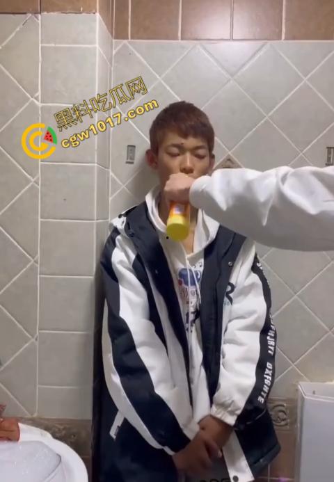 血腥慎点!社会混混残忍虐打小伙,马桶刷戳脸,铁管刺手,手背戳破血肉模糊,骨头暴露,惨不忍睹,令人心寒! 第2张 血腥慎点!社会混混残忍虐打小伙,马桶刷戳脸,铁管刺手,手背戳破血肉模糊,骨头暴露,惨不忍睹,令人心寒! 第2张