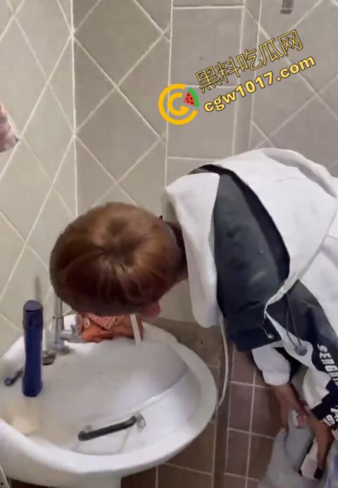 血腥慎点!社会混混残忍虐打小伙,马桶刷戳脸,铁管刺手,手背戳破血肉模糊,骨头暴露,惨不忍睹,令人心寒! 第3张 血腥慎点!社会混混残忍虐打小伙,马桶刷戳脸,铁管刺手,手背戳破血肉模糊,骨头暴露,惨不忍睹,令人心寒! 第3张