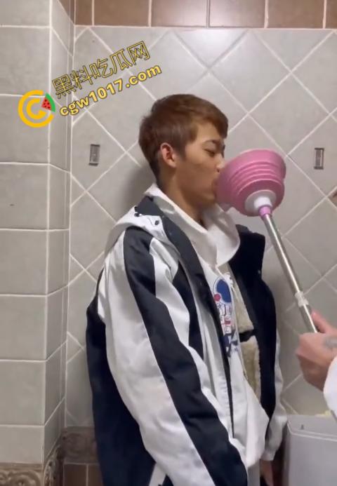 血腥慎点!社会混混残忍虐打小伙,马桶刷戳脸,铁管刺手,手背戳破血肉模糊,骨头暴露,惨不忍睹,令人心寒! 第5张 血腥慎点!社会混混残忍虐打小伙,马桶刷戳脸,铁管刺手,手背戳破血肉模糊,骨头暴露,惨不忍睹,令人心寒! 第5张