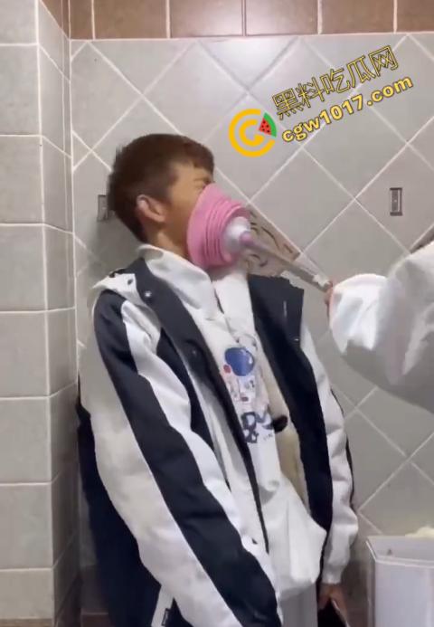 血腥慎点!社会混混残忍虐打小伙,马桶刷戳脸,铁管刺手,手背戳破血肉模糊,骨头暴露,惨不忍睹,令人心寒! 第6张 血腥慎点!社会混混残忍虐打小伙,马桶刷戳脸,铁管刺手,手背戳破血肉模糊,骨头暴露,惨不忍睹,令人心寒! 第6张