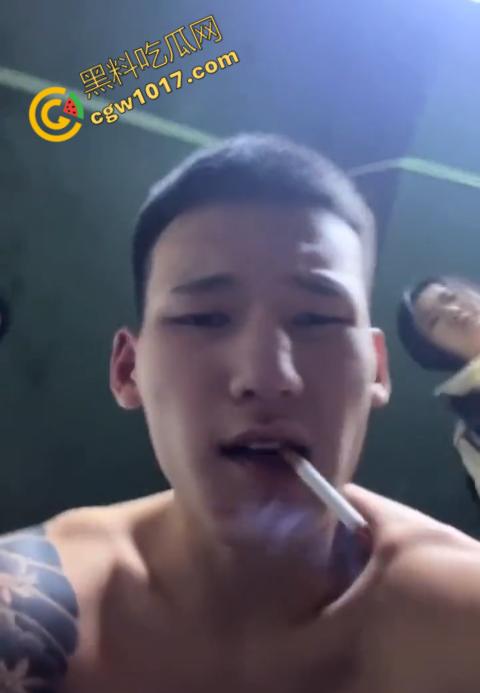 血腥慎点!社会混混残忍虐打小伙,马桶刷戳脸,铁管刺手,手背戳破血肉模糊,骨头暴露,惨不忍睹,令人心寒! 第7张 血腥慎点!社会混混残忍虐打小伙,马桶刷戳脸,铁管刺手,手背戳破血肉模糊,骨头暴露,惨不忍睹,令人心寒! 第7张