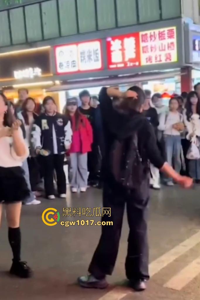 湖南大学城章鱼小丸子事件，两女子因出餐慢怒砸摊位，推倒七旬奶奶致脑梗，摊主儿子哭诉怒喷“泼妇蛮横”！  第1张