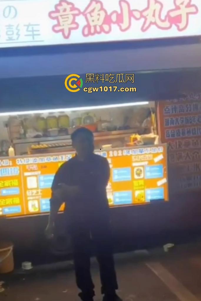 湖南大学城章鱼小丸子事件，两女子因出餐慢怒砸摊位，推倒七旬奶奶致脑梗，摊主儿子哭诉怒喷“泼妇蛮横”！  第8张