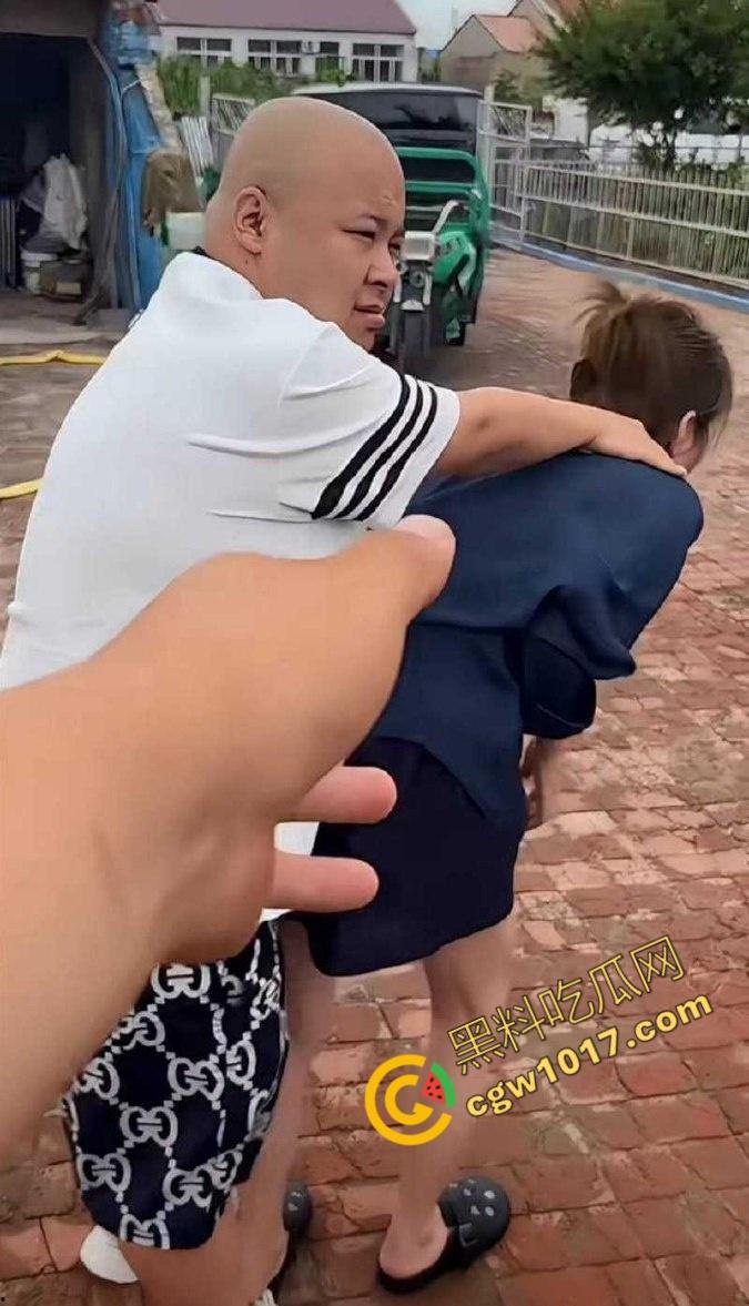 快手千万粉网红【老狗】惊爆丑闻:婚内出轨乱搞、KTV淫乱黑料满天飞!与爱徒【孙佳昕】狂欢,前妻直播爆猛料,裸露内幕掀波澜! 第15张 快手千万粉网红【老狗】惊爆丑闻:婚内出轨乱搞、KTV淫乱黑料满天飞!与爱徒【孙佳昕】狂欢,前妻直播爆猛料,裸露内幕掀波澜! 第15张