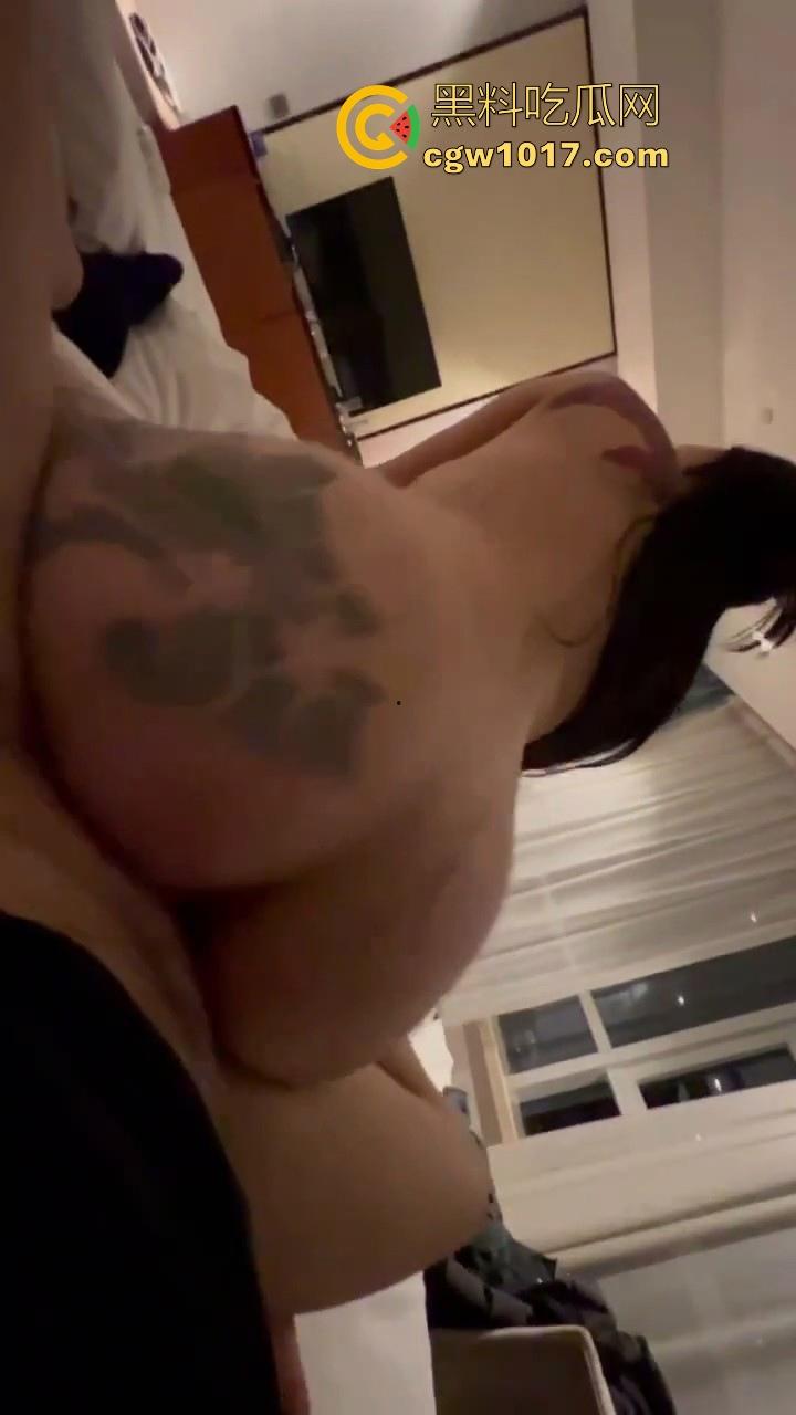 又是羡慕精神小伙的一天！酒店大战满背符骚逼，超爽两男一女3P，这花屁股纹身看着很带感，操起来也很爽呀！  第6张