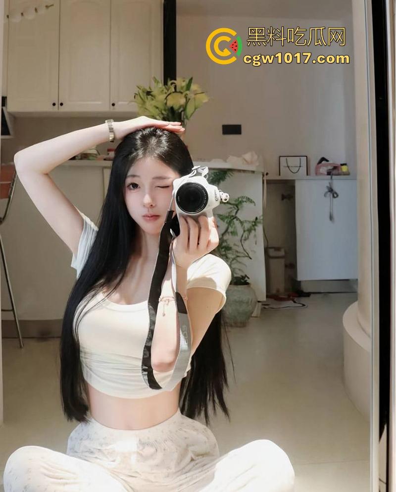 抖音高颜值网红【小棉】网络上人设甜美少女，副业拍定制自慰视频，手指深扣粉嫩骚穴，昔日甜妹化身淫荡尤物！  第3张