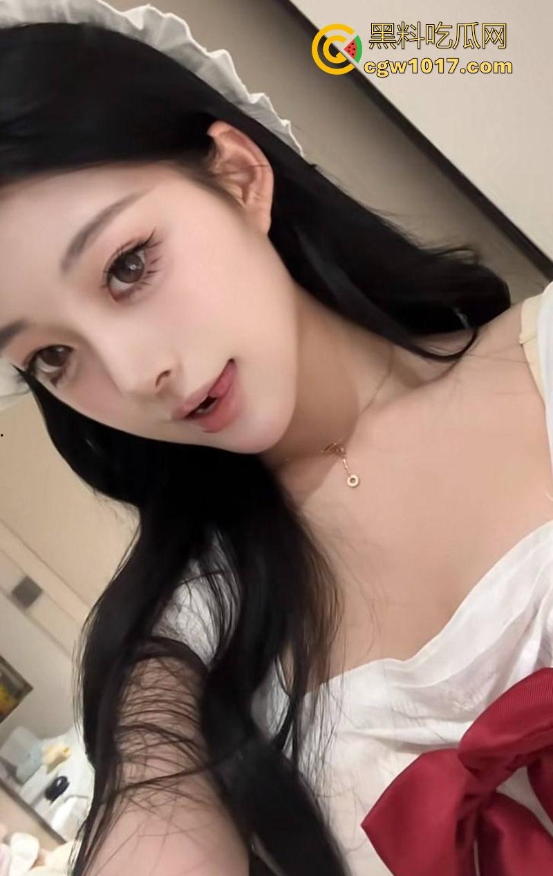 抖音高颜值网红【小棉】网络上人设甜美少女，副业拍定制自慰视频，手指深扣粉嫩骚穴，昔日甜妹化身淫荡尤物！  第4张