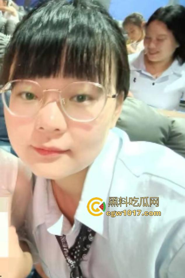 公务员眼镜人妻【谭胜男】，在家和老公研究新姿势，射精全吞一滴不剩每次都换丝袜玩，眼镜女就是这么反差！  第5张