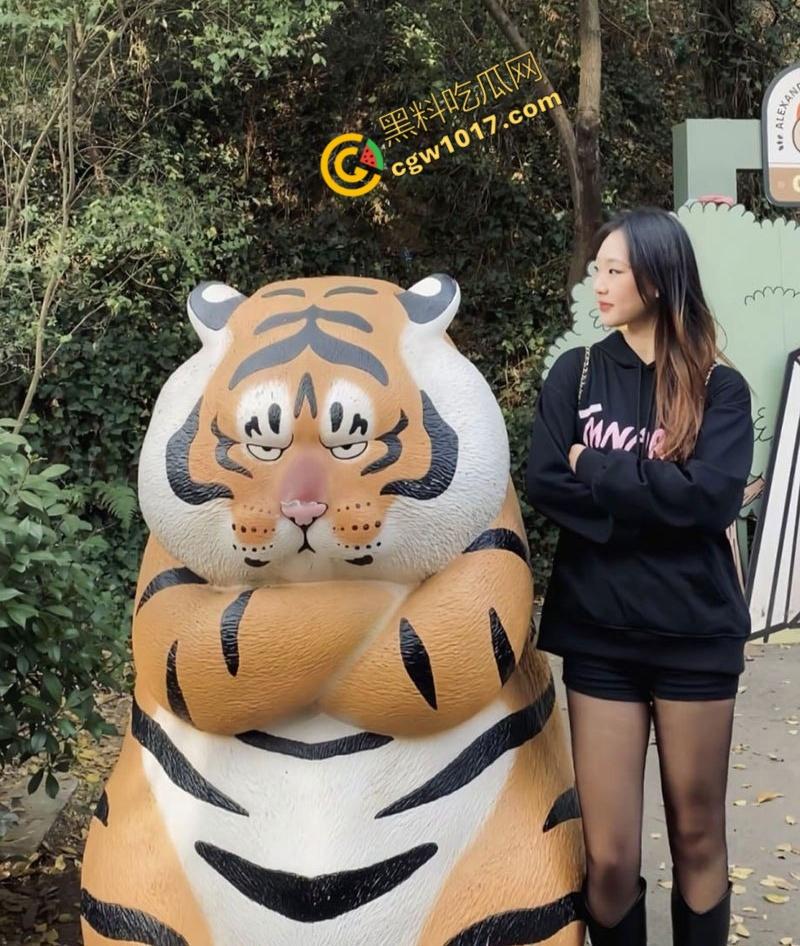 陕西校园女神【杨子诺】被包养视频流出:酒店内跪地献咽,丝袜撕烂,狂野激情,彻底堕落为欲望玩物! 第8张 陕西校园女神【杨子诺】被包养视频流出:酒店内跪地献咽,丝袜撕烂,狂野激情,彻底堕落为欲望玩物! 第8张