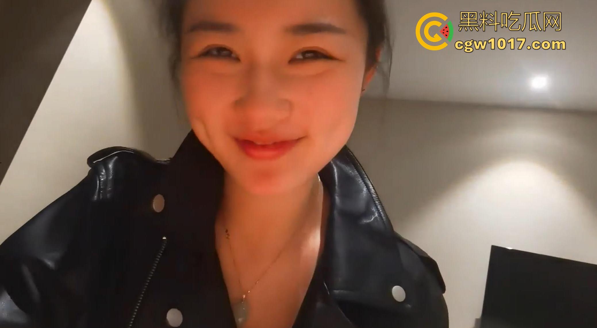 湘潭大学清纯学妹【陈怡婷】跟男友露脸性爱视频曝光，主动跪下深喉口爆，骑乘扭腰粉嫩骚穴一碰就流水！  第1张