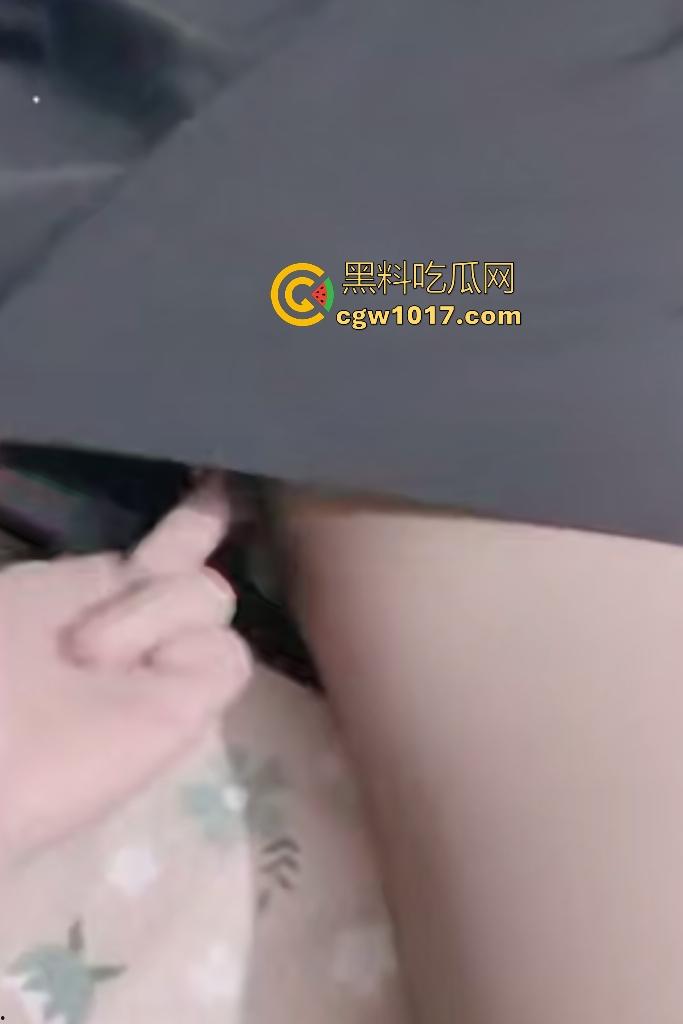 海角极品后妈主动找儿子，老爸隔壁酒醉打呼噜，后妈穿黑丝潜入儿子房主动足交，太久没射的儿子内射拔出还在喷！  第5张