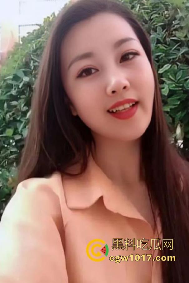 淫荡嫂子喊我过去帮她疏通下水道，傻傻的拿着工具过去准备维修，没想到是嫂子的下水道堵的要疏通！  第2张