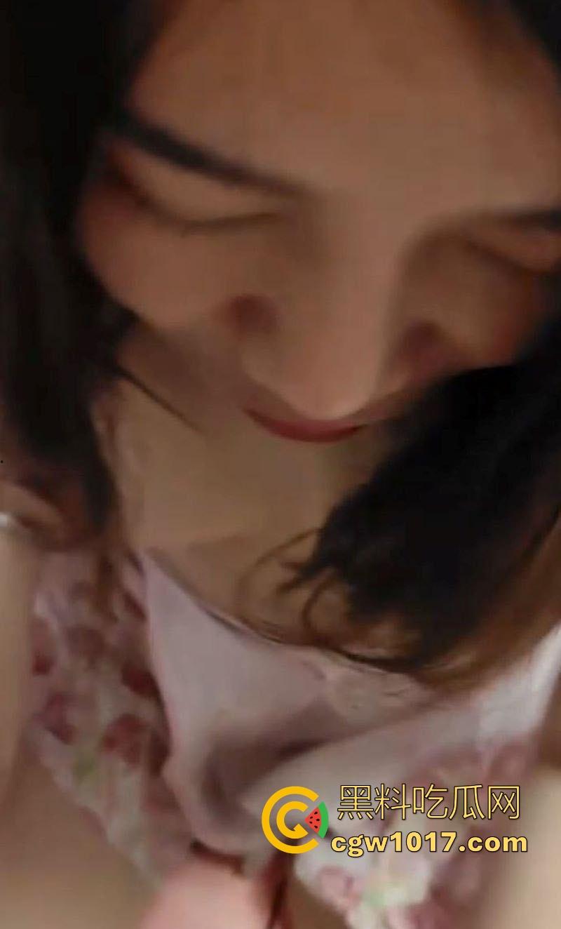 淫荡嫂子喊我过去帮她疏通下水道，傻傻的拿着工具过去准备维修，没想到是嫂子的下水道堵的要疏通！  第4张