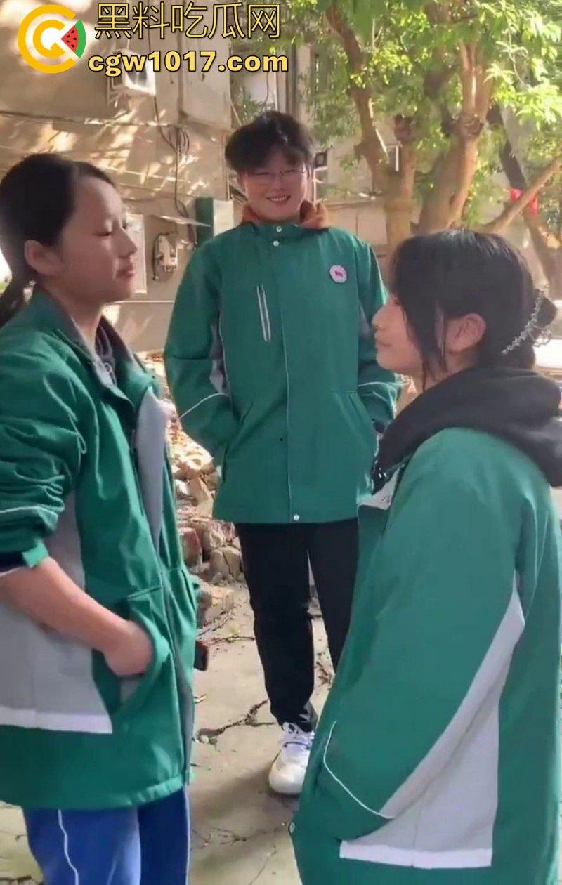 阆中中学女生霸凌事件 高中妹被接连扇大耳光 满脸红掌印却依旧不闪不避 硬气的一逼！男同学围观全程不阻止反而笑嘻嘻！  第1张