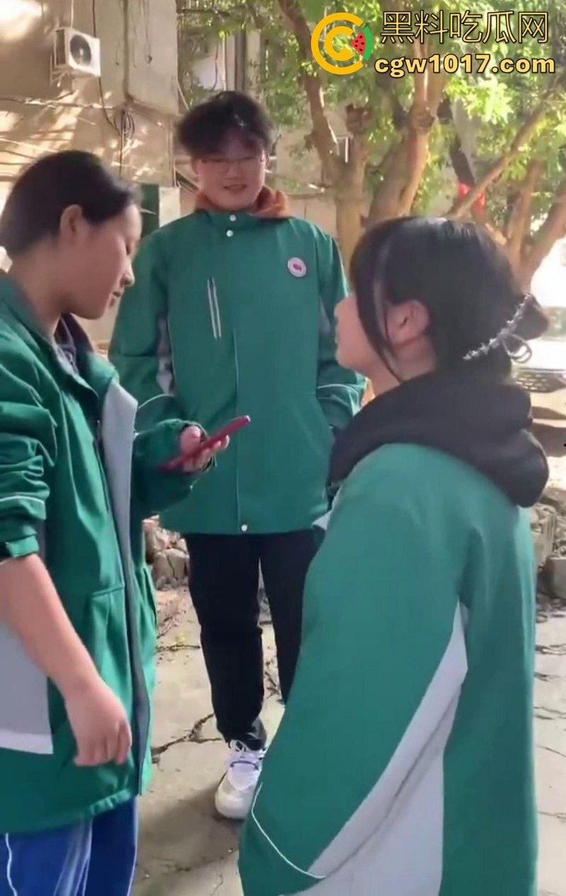 阆中中学女生霸凌事件 高中妹被接连扇大耳光 满脸红掌印却依旧不闪不避 硬气的一逼！男同学围观全程不阻止反而笑嘻嘻！  第2张