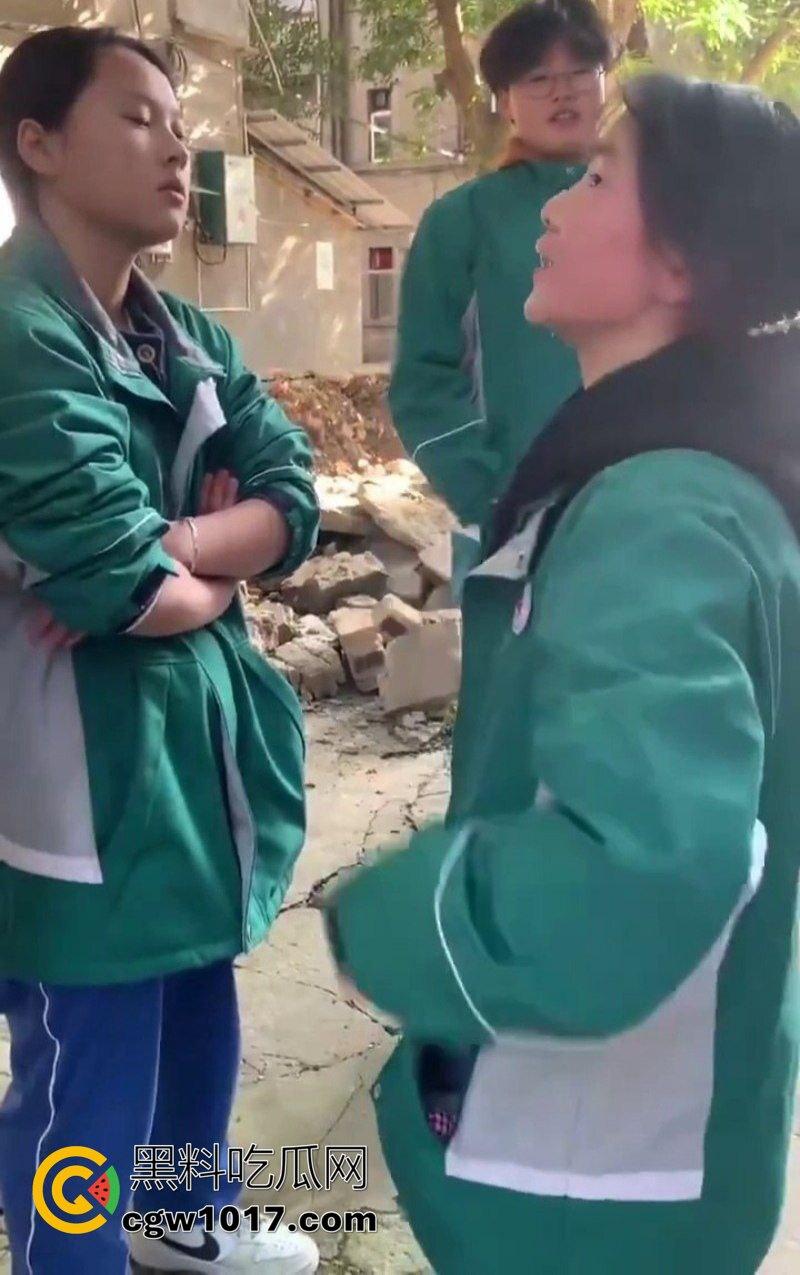 阆中中学女生霸凌事件 高中妹被接连扇大耳光 满脸红掌印却依旧不闪不避 硬气的一逼！男同学围观全程不阻止反而笑嘻嘻！  第5张