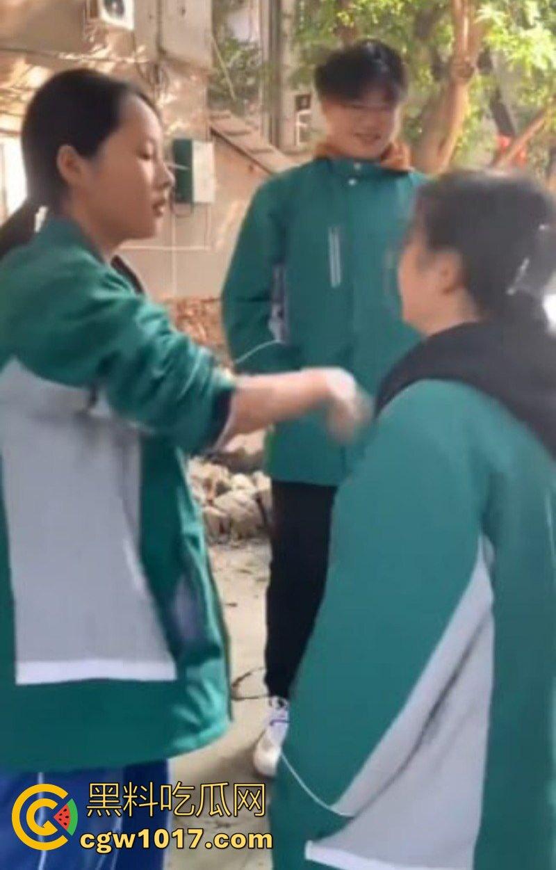 阆中中学女生霸凌事件 高中妹被接连扇大耳光 满脸红掌印却依旧不闪不避 硬气的一逼！男同学围观全程不阻止反而笑嘻嘻！  第7张